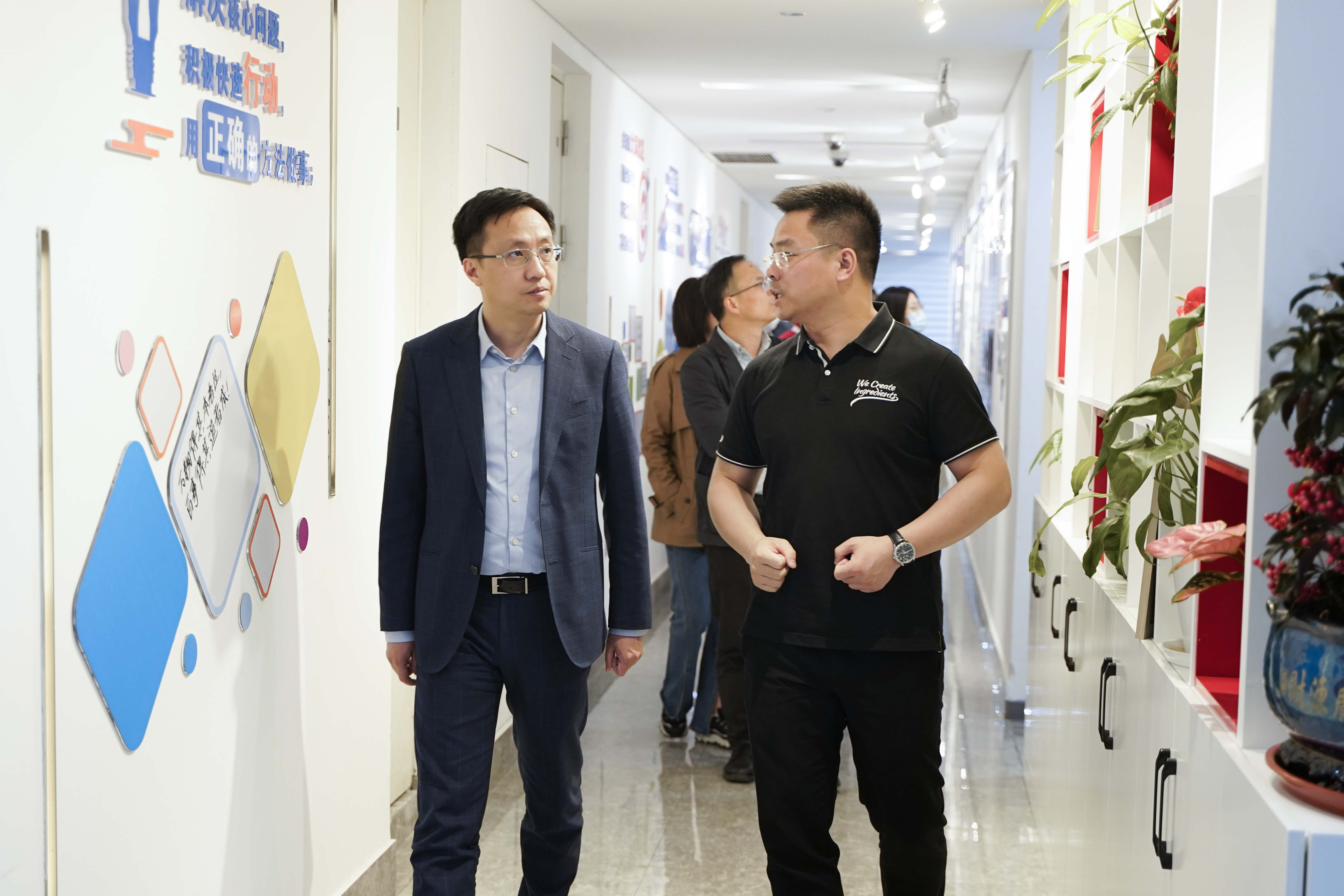 南(nán)京市鼓樓區區長方靖一行到紐邦生(shēng)物走訪調研